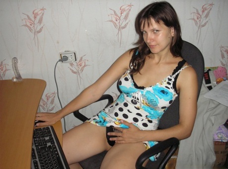 Young amateur masturbates with a dildo while watching people fuck on the web 63158488