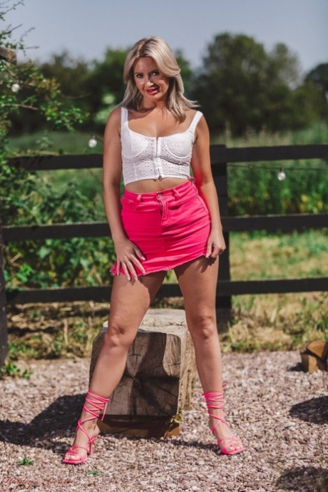 Blonde British chick Gina Barrett unveils her great body on gravel 73045522