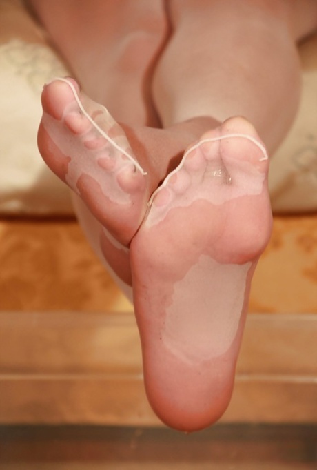 Wet feet lover Valentina is wearing hot looking pantyhose 90483143